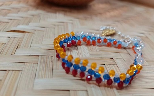 8月23日，外發(fā)加工接單平臺(tái)，靈活就業(yè)好手工項(xiàng)目，開(kāi)飾品加工廠(chǎng)，越來(lái)越多人選擇手工之家的原因，圖為串珠米珠繡手工產(chǎn)品剪影