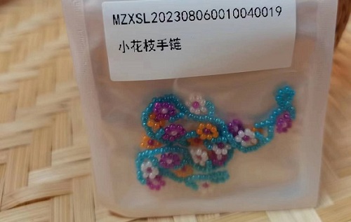 9月4日，手工活兼職招聘信息，正規(guī)可靠的手工項目，開飾品加工廠，手工之家的良好發(fā)展在于不斷創(chuàng)新，圖為串珠米珠繡手工產(chǎn)品剪影