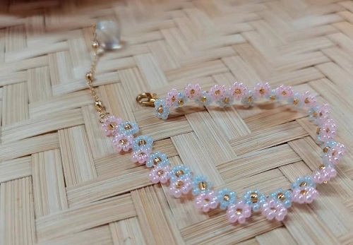 9月13日，寶媽手工活兼職，正規(guī)手工接單平臺(tái)，開(kāi)飾品加工廠，在手工之家，認(rèn)真做好收獲，圖為飾品類串珠純手工產(chǎn)品剪影