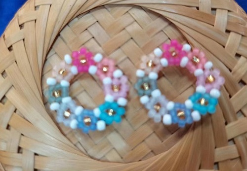 9月14日，外發(fā)加工接單平臺(tái)，靈活就業(yè)手工飾品廠項(xiàng)目，開(kāi)飾品加工廠，在手工之家，從加工到銷售都讓人放心，圖為飾品類串珠純手工產(chǎn)品剪影