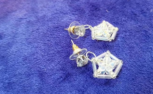 9月26日，手工活外發(fā)加工網(wǎng)，在家做串珠手工掙錢，開飾品加工廠，在手工之家，加工人員這樣做收入更好，圖為飾品類串珠純手工產(chǎn)品剪影