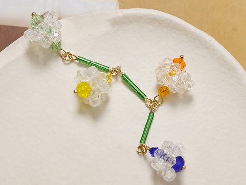 10月2日，手工活兼職是真的嗎，拿回家做的手工項(xiàng)目，可以開飾品加工廠的純手工，讓大家收入好，是大家選擇手工之家的重要原因，圖為飾品類串珠純手工產(chǎn)品剪影