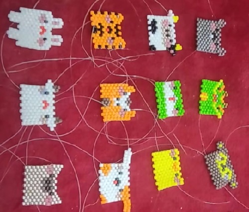 12月25日，手工活從哪里找廠家，在家能做的兼職創(chuàng)業(yè)項目，輕資產(chǎn)創(chuàng)業(yè)做手工傳承官，與手工之家合作，大家利益同體、合作共贏，圖為串珠米珠繡純手工產(chǎn)品剪影