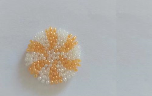 12月27日，手工活拿回家做在哪里找，小成本創(chuàng)業(yè)做手工傳承官，帶回家做的手工創(chuàng)業(yè)項目，依靠手工之家，大家通過手工有了好收入，圖為串珠米珠繡純手工產(chǎn)品剪影