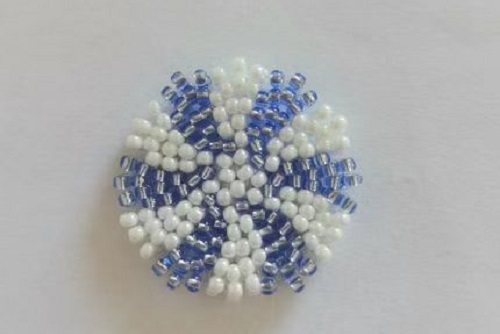 12月27日，手工活拿回家做在哪里找，小成本創(chuàng)業(yè)做手工傳承官，帶回家做的手工創(chuàng)業(yè)項目，依靠手工之家，大家通過手工有了好收入，圖為串珠米珠繡純手工產(chǎn)品剪影