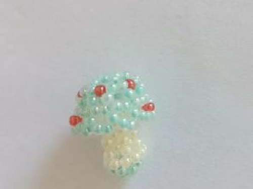 12月30日，手工活外發(fā)加工正規(guī)廠家直接發(fā)貨，微創(chuàng)業(yè)做手工傳承官，在家做的手工創(chuàng)業(yè)項(xiàng)目，手工之家的純手工事業(yè)有根基，圖為串珠米珠繡純手工產(chǎn)品剪影