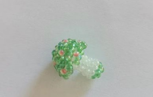 12月30日，手工活外發(fā)加工正規(guī)廠家直接發(fā)貨，微創(chuàng)業(yè)做手工傳承官，在家做的手工創(chuàng)業(yè)項(xiàng)目，手工之家的純手工事業(yè)有根基，圖為串珠米珠繡純手工產(chǎn)品剪影