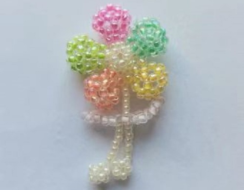 1月1日，家里干的手工活兼職，帶回家做的手工就業(yè)創(chuàng)業(yè)項(xiàng)目，微創(chuàng)業(yè)做手工傳承官，手工之家的純手工有市場(chǎng)、好加工，圖為串珠米珠繡純手工產(chǎn)品剪影
