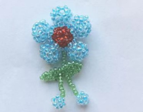 1月1日，家里干的手工活兼職，帶回家做的手工就業(yè)創(chuàng)業(yè)項(xiàng)目，微創(chuàng)業(yè)做手工傳承官，手工之家的純手工有市場(chǎng)、好加工，圖為串珠米珠繡純手工產(chǎn)品剪影