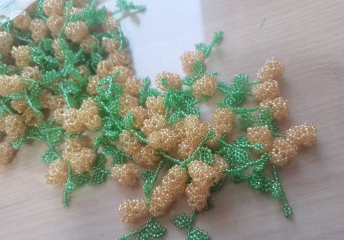 1月12日，手工兼職在家做，拿回家做的手工副業(yè)創(chuàng)業(yè)，微創(chuàng)業(yè)做手工傳承官，選擇手工之家，因為這里創(chuàng)新、誠信，圖為串珠米珠繡手工產品剪影