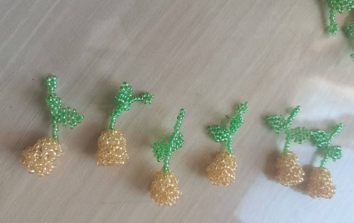1月12日，手工兼職在家做，拿回家做的手工副業(yè)創(chuàng)業(yè)，微創(chuàng)業(yè)做手工傳承官，選擇手工之家，因為這里創(chuàng)新、誠信，圖為串珠米珠繡手工產品剪影