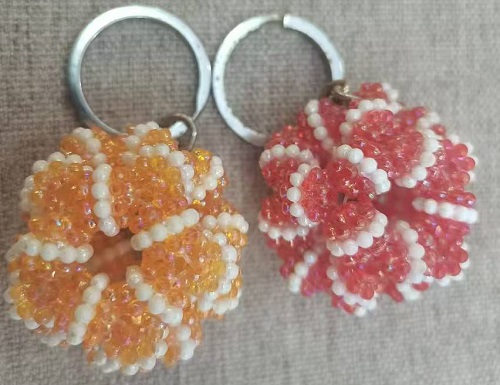 1月13日，拿回家做的手工活，在家掙錢的副業(yè)創(chuàng)業(yè)，小本創(chuàng)業(yè)做手工傳承官，手工之家的合作方式和業(yè)務(wù)選擇多，圖為串珠米珠繡手工產(chǎn)品剪影