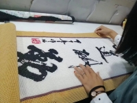 9月25日，可以帶回家做的手工活，在家做手工活掙錢，手工之家是大家居家就業(yè)創(chuàng)業(yè)的好選擇，圖為勵志珠珠繡串珠手工成品倉庫驗收剪影