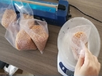 8月12日， 在家做的手工活正規(guī)平臺，在家做手工兼職，大家喜歡手工之家是因?yàn)榱私夂托湃?，圖為勵(lì)志珠珠繡串珠手工材料相關(guān)剪影 