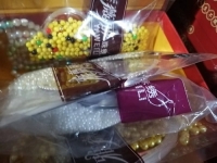 10月3日，接手工活訂單的平臺，可以帶回家做的手工活，加工沒難度，剛做手工之家的珠繡串珠手工活要注意什么？圖為勵(lì)志珠珠繡串珠小手工產(chǎn)品材料剪影