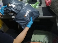 10月12日，想接正規(guī)廠家的手工活，在家做手工活，很受歡迎的手工之家敬業(yè)、重視服務(wù)，圖為勵(lì)志珠珠繡串珠手工材料倉庫發(fā)貨剪影