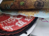 10月13日，純手工活代加工，手工外包發(fā)布平臺，手工之家負(fù)責(zé)提供的加工材料，齊全完備，圖為勵(lì)志珠珠繡串珠手工產(chǎn)品剪影