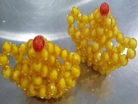 12月1日，新的一月，把純手工拿回家做，靈活就業(yè)創(chuàng)業(yè)，手工之家以誠(chéng)待人、以真為本，圖為勵(lì)志珠珠繡串珠手工產(chǎn)品剪影