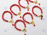 4月25日，在家做兼職的正規(guī)平臺(tái)，與家人一起做的靈活就業(yè)掙錢的副業(yè)，在手工之家產(chǎn)品為什么選擇多，圖為勵(lì)志珠珠繡串珠手工產(chǎn)品剪影