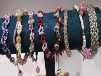 5月30日，手工活外發(fā)加工網(wǎng)，靈活就業(yè)好項目，傳承傳統(tǒng)手工，手工之家的外發(fā)手工項目如何，圖為勵志珠珠繡串珠手工產(chǎn)品剪影