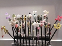6月21日，手工活拿回家做在哪里找，靈活就業(yè)創(chuàng)業(yè)，開飾品加工廠，選擇手工之家，這個手工項目自由靈活，圖為勵志珠珠繡串珠手工產(chǎn)品剪影