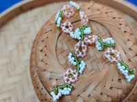 9月11日，手工活外發(fā)加工可靠嗎？靈活就業(yè)好手工，開(kāi)飾品加工廠，手工之家的產(chǎn)品優(yōu)勢(shì)，圖為飾品類(lèi)串珠純手工產(chǎn)品剪影