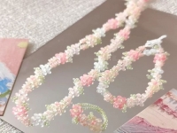 7月11日，外發(fā)手工活正規(guī)平臺(tái)，手工靈活就業(yè)創(chuàng)業(yè)，開飾品加工廠，在手工之家,選擇了就要信任和認(rèn)真，圖為串珠米珠繡手工產(chǎn)品剪影
