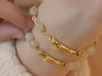 7月24日，手工活外發(fā)加工正規(guī)的廠家，開飾品加工廠，靈活就業(yè)項(xiàng)目，與手工之家合作，靈活自由，但態(tài)度不能放松，圖為串珠純手工產(chǎn)品剪影