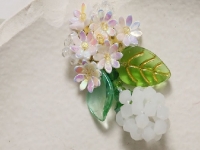 7月28日，在家能做的手工活兼職，正規(guī)可靠的手工副業(yè)，開飾品加工廠，手工廠家和手工項(xiàng)目是大家掙錢的保障，圖為串珠米珠繡手工產(chǎn)品剪影