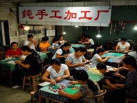 不往城里跑，在村里小成本創(chuàng)業(yè)，陪著家人開手工加工廠是個好機會