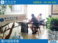 9月1日，在家賺錢的手工活好做嗎？這里的珠繡串珠手工活簡單好學(xué)。手工之家接待考察加工客戶剪影