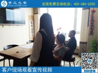 6月14日，拿回家做的手工活，大家都喜歡、都想做。手工之家接待考察加工客戶剪影