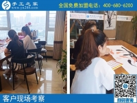 7月29日，為什么都選手工之家的珠繡串珠外放手工活？正規(guī)的手工活外發(fā)加工廠家有什么特征？手工之家接待考察加工客戶剪影