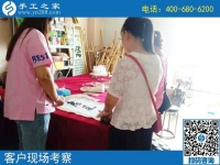 8月14日，把手工活拿回家做，這里的珠繡個(gè)人定制很受歡迎，手工之家接待考察加工客戶(hù)剪影