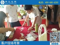 8月22日，想接正規(guī)廠家的手工活，很多人選擇這個(gè)沒(méi)有門(mén)檻的手工活，手工之家接待考察加工客戶(hù)剪影