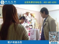 10月13日，農(nóng)忙之后不外出打工，勵志珠正規(guī)手工活是個好選擇，手工之家接待考察加工客戶剪影