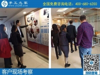 11月10日，找代理手工活加工項(xiàng)目，實(shí)地考察后那么多人選擇了勵(lì)志珠珠繡手工。手工之家接待考察加工客戶剪影