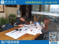 11月11日，雙十一來了，在家做手工活賺錢，找手工活加盟項(xiàng)目就選勵(lì)志珠手工。手工之家接待考察加工客戶剪影