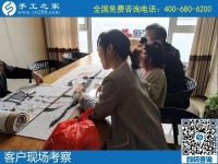 11月16日，代理手工活加工項(xiàng)目，就是珠繡串珠外發(fā)手工活賺錢好項(xiàng)目，手工之家接待考察加工客戶剪影