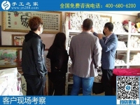 4月26日，農(nóng)村手工活加工項目、純手工活外發(fā)加工，返鄉(xiāng)農(nóng)民工的創(chuàng)業(yè)好項目就在勵志珠珠繡，手工之家接待考察合作加工客戶剪影