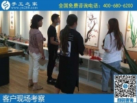 6月2日，在家做手工活掙錢、穩(wěn)定的手工活代理加工項目，大家都選擇加工費有保障的勵志珠珠繡，手工之家接待考察加工客戶剪影