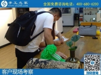 7月3日，58同城手工活外發(fā)加工，找到可以拿回家做的手工活選勵(lì)志珠珠繡。手工之家接待考察合作加工客戶剪影