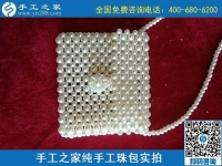 8月12日，拿回家做的手工活，沒(méi)有性別之分，要找對(duì)手工活外發(fā)項(xiàng)目，來(lái)手工之家，珠繡純手工珠包實(shí)拍