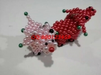 7月1日，傳承非遺傳統(tǒng)手工，勵志珠珠繡手工是正規(guī)拿回家做的手工活，常年有活兒，圖為加工人員寄回的珠繡串珠飾品實(shí)拍