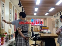 8月23日，材料有保障，拿回家做的手工活，在家做手工活掙錢選非遺手工勵(lì)志珠珠繡是有道理的，圖為手工之家接待考察加工人員剪影