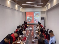10月8日，重服務、講信譽，在家做手工活，可以帶回家做的手工活，大家都選這個十多年的老企業(yè)，圖為手工之家優(yōu)秀繡娘培訓會剪影
