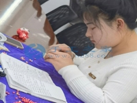 3月2日，帶回家做的手工活，珠繡串珠代加工手工活是手工之家外發(fā)加工的手工活項(xiàng)目，圖為加工人員來手工之家現(xiàn)場學(xué)習(xí)手工技能剪影