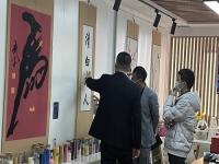 3月23日，想接正規(guī)廠家的手工活，純手工活外發(fā)加工項(xiàng)目，十多年的手工之家有非遺傳統(tǒng)手工珠繡，圖為手工之家接待考察合作加工客戶剪影