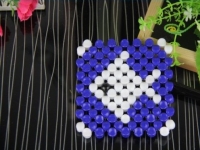 3月27日，年輕人也喜歡在家工作，把手工活拿回家做，手工之家會提供成品參考和驗(yàn)收標(biāo)準(zhǔn)，圖為勵志珠珠繡串珠手工產(chǎn)品剪影